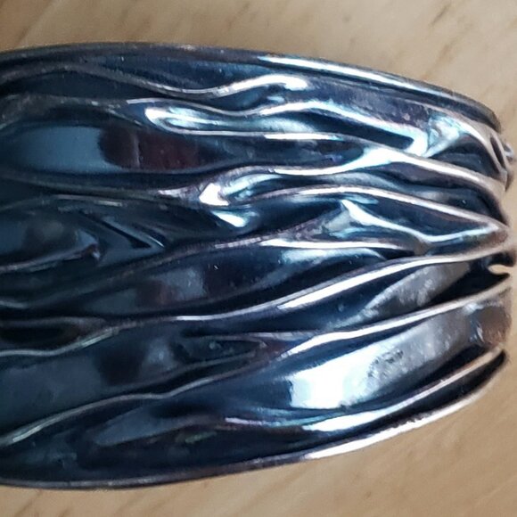 VINTAGE SILVER TONE BRUTERIST CRINKLED BRACELET - Picture 4 of 6